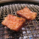 焼肉ダイニング ぜん - 上ロース 調理中