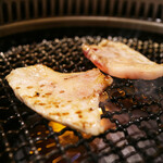 焼肉ダイニング ぜん - トンロース 調理中