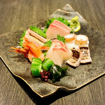 酒菜 竹のした - お刺身盛合わせの内容は、
      ・地海老
      ・鰆の焼き霜造り
      ・ハマチ
      ・水蛸の吸盤
      ・太刀魚の焼き霜造り
      ・真鯛
      になります❣️(o^^o)