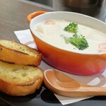 トリワイン ＰＩＫＯＳＨＨＨＵ - クリームシチューにガーリックトースト