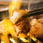 とらや - 味噌ダレの香ばしい匂いがたまらない！プリプリのホルモン焼きも必食です！人気のホルモン焼きは600円(税抜)～。定番のテッチャンや小腸など全10種類。お得な盛り合わせはその日仕入れたオススメのホルモンをおまかせで。