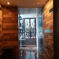 GARB pintino - 暗めの入り口を入ると、パーッと白の世界が広がる。