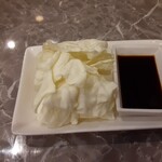 炭火直焼 壱発 - お通しのキャベツ