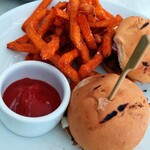 Mariposa - 赤いスウィートポテトフライと豚肉のバーガーみたいなもの