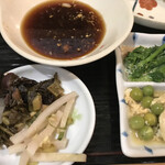 三津屋 - 小鉢、お漬物。菜の花、美味しい！