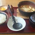 松栄庵 - 鉄鍋もつ煮込み780円＋味噌汁110円＋半ライス110円