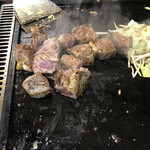 お好焼はやし - お店の方が切り分けてくださいました。
