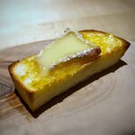 TTOAHISU - ◆牛乳のパン、カマンベールチーズ、仏手柑（ブッシュカン ：仏様の手のような形をしている柑橘)のジャム このパン、美味しい。パン自体の食感もいいのですが、ジャムとカマンベールの濃厚さがよく合います。