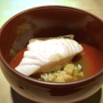 TTOAHISU - ◆脂坊主（ギンダラの1種）、筍、リゾット、九条葱、魚介から取ったスープ、クミン。 脂坊主は銀たらのような味わいで、食感もよく脂がのり美味しい。 クミンを使用されているので、リゾットはほんのりカレー風味もしますし筍の食感もいいこと。 シェフのリゾットは何度も頂いていますが、外れがないですね。 ここまでのお料理は全てお箸で頂きましたので、ここで初めてスプーンを使いました。笑