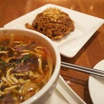 鼎泰豊 - 奥・センマイの和え物　手前・酸辣湯