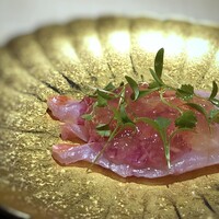 TTOAHISU - ＊金目鯛は脂がのり、とても美味しい。 トマトのジュレや赤玉葱と共に頂くと、より旨みを感じます。少量使用された、タバスコがいいアクセントに。