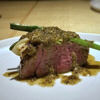 TTOAHISU - ＊ナイフがスッと入る柔らかさ。 赤身肉らしい旨みが凝縮されていますし、いつもながら火入れが完璧で とても美味しい。 蕗の薹の軽い苦みが、合いますね。