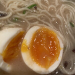 博多一双 博多駅東本店 - 味玉の黄身の味が濃ゆい。