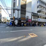 博多一双 博多駅東本店 - このくらいの行列で1時間10分くらい待ちでした。