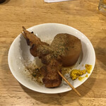 大衆酒場 かぶら屋 - 黒おでん 大根とちくわ
