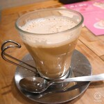 MouMou Cafe - カフェオレ￥450。
            カップが小さい・・( ･_･;)