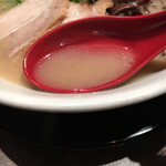 博多新風ラーメン食堂 - スープはかなり豚骨臭がします