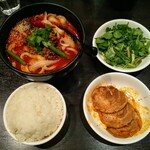 張家 - 麻辣麺、トッピングの香菜とチャーシュー。白飯