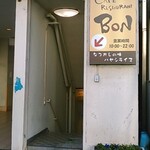 レストランBON - お店のビルの入口