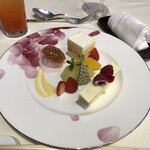 ホテルニュー長崎 - ホワイトチョコレートのムース等