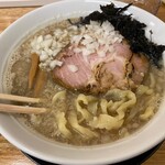 麺屋 つるる - 「背脂煮干らーめん」（800円）の麺