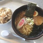 Resutoran Tone - ラーメンと鶏五目ご飯のセット830円