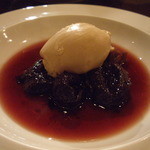 Bar à Vin ムッシュ ヨースケ - プラムの赤ワイン煮とアールグレイのアイスクリーム