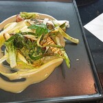 Tenkuuraunji Toppu Obutsuri- - 真鯛のロースト木の芽風味 旬の山菜の付け合わせ