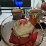 天空LOUNGE TOP of TREE - 苺とホワイトチョコレートのパルフェ