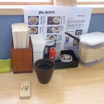 手打ちうどん ろくでなし - 各テーブルの備品