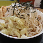 手打ちうどん ろくでなし - キャベツ、大根と薄揚げがトッピング