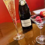 ボン・クラージュ - イチゴ付きシャンパーニュ