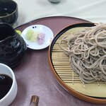 そば専科　植田塾 - ソフト田舎蕎麦大盛りに辛味大根を付けて900円。