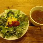 ビストロ エピス - サラダとオニオンスープ