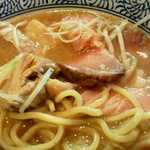 麺処ほん田 - 角煮状のブロック肉（３個）、薄切りチャーシュー（３枚）