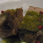 エスト! プロッシモ - 旭市産マーガレットポークバラ肉のオーブン焼き　ローズマリーのサルサヴェルデ