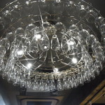 エスト! プロッシモ - １階オステリア　ワイングラスのシャンデリア