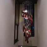 エスト! プロッシモ - 階段ホール　ボトルのシャンデリア