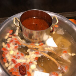 薬膳ハリハリ鍋ごんじゅ - 【20.2】麻辣のおつゆは少し掬ってスープに足す感じ。