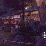 森のおはな - 雑木林の中に佇む、素朴で慎ましやかな和風の建物が店です