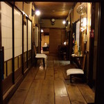 森のおはな - 店内は板張りの廊下が奥に続き、全和風個室造りのゆったりした空間