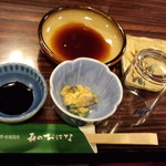 森のおはな - 小鉢と初期セッティング（左刺身醤油、上のﾀﾚはお狩場焼き用）