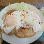 かもだ - チャーシュー４枚に目玉焼き２つ
      エグいボリューム(^^;