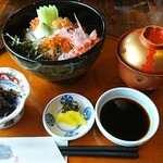 平野鮮魚 - SP海鮮丼 セット内容 御味御汁の朱器がきれい