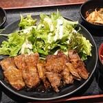 黒毛和牛食べ放題 みやもと牧場 - ロースとハラミの2種定食920円