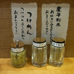 煮干粉末に柚子こしょう。つけ麺はつけ汁のほうじ茶割りもお願いできるようです。