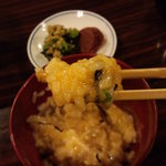 森のおはな - TKGにも新香付きで、塩味の効いた青菜の漬け物と酸っぱい田舎梅が絶妙に合う！