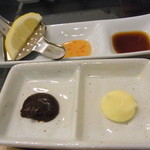 成蔵 - 手前が生野菜用マヨ＆味噌　奥が串用　レモン・チリソース・ポン酢