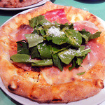 ウッデンシップ - 生ハムとルッコラのサラダ風ビアンカ