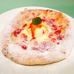 ウッデンシップ - いちごのデザートピッツァ½